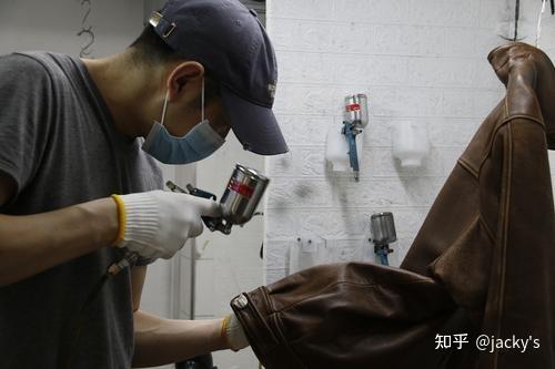 排队5小时才看到柜台 “黄金界爱马仕”卖疯了！黄牛代购日赚万元 公司股价8个月翻10倍