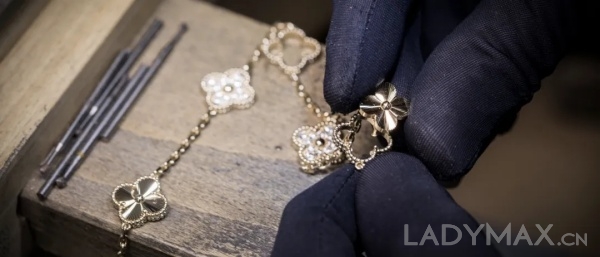 老铺黄金向爱马仕「宣战」