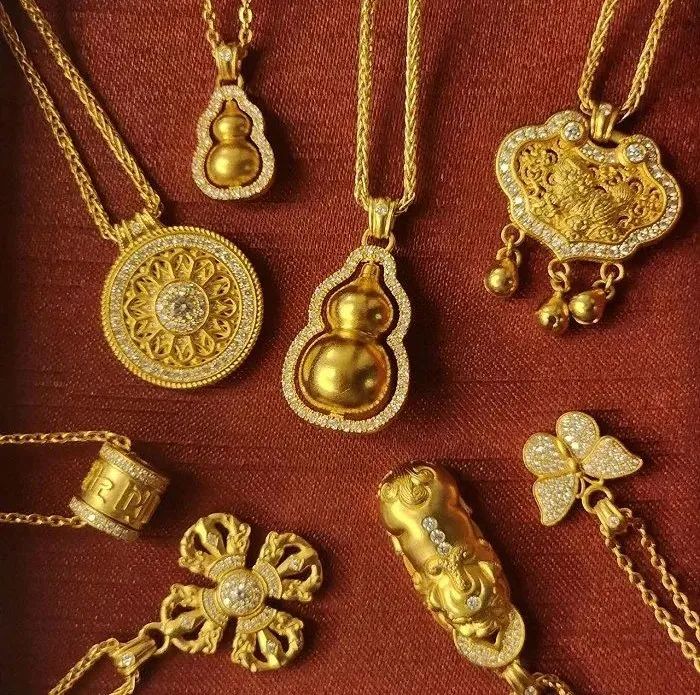 老铺黄金向奢侈品看齐：上半年研发投入仅2400万 营收超123亿净利超23亿