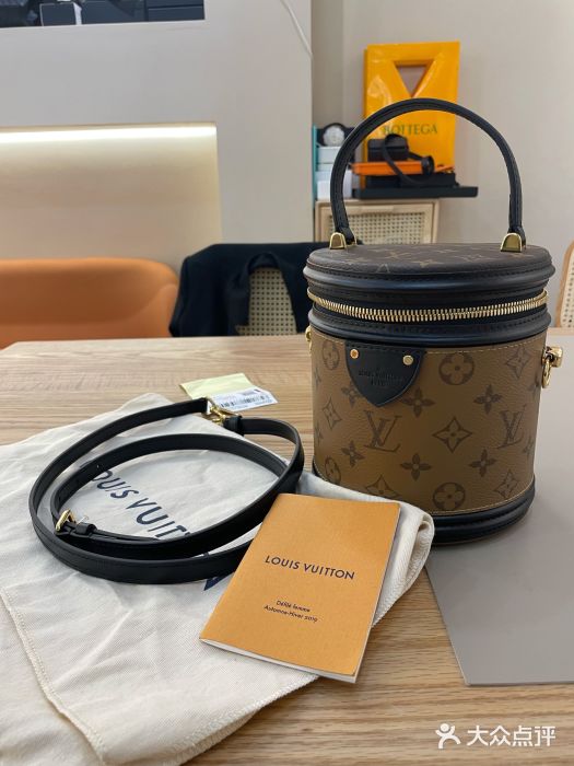 我们提供专业的奢侈品回收、黄金回收、首饰回收；钻石回收、名包回收、名表回收服务诚信可靠价格合理欢迎咨询。