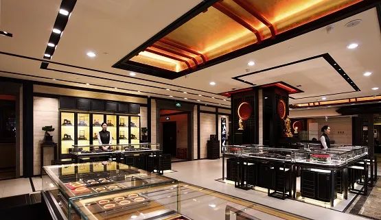 高端消费“转向” SKP老铺黄金排队盛况空前