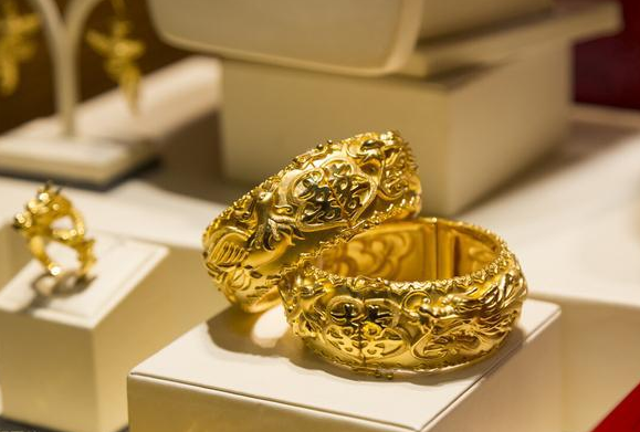 15岁少女贱卖13万奢侈品平台称不收未成年人物品实际并无审核