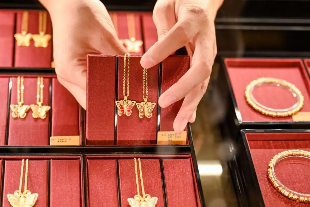 金价狂飙还能亏？“黄金界爱马仕”狂卖300亿有人连汤都没喝上